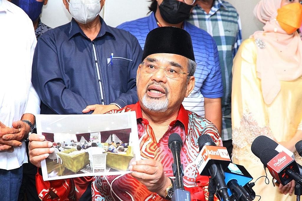 BUAT PENDEDAHAN: Datuk Seri Tajuddin Abdul Rahman menggesa presiden Umno Datuk Seri Dr Ahmad Zahid Hamidi mengundurkan diri demi memberi jalan kepada Perdana Menteri Malaysia, Datuk Seri Ismail Sabri Yaakob. - Foto fail