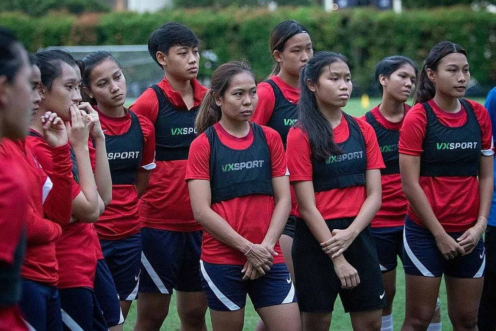 INGIN TINGKAT RANKING DUNIA: Ernie (barisan depan, tiga dari kanan) sasar untuk pasukan wanita Singa untuk menonjolkan persembahan terbaik mereka dalam Kejohanan Wanita AFF di Filipina mulai lusa.