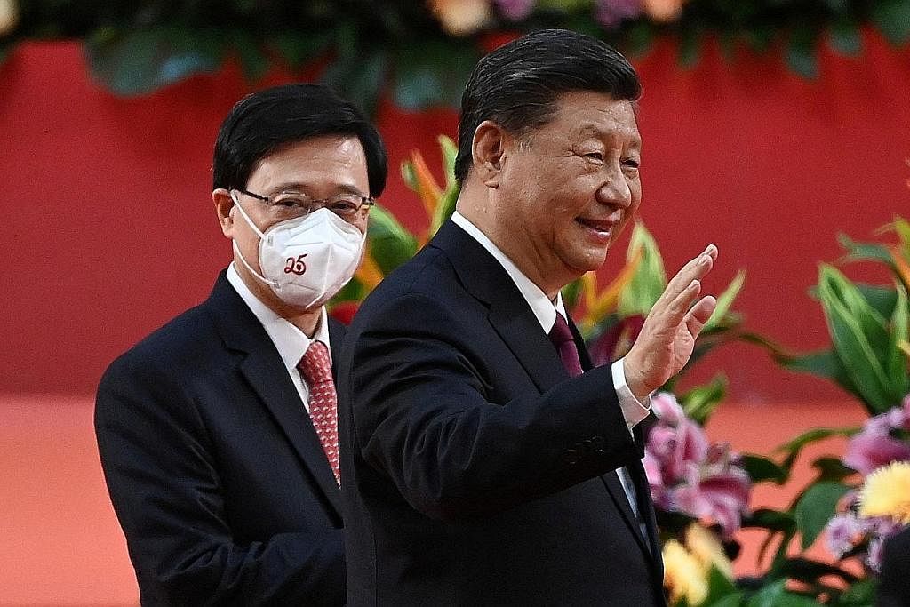 PEMIMPIN BARU HONG KONG: Encik Xi Jinping (kanan) melakukan acara angkat sumpah Encik John Lee (kiri) sebagai Ketua Eksekutif Hong Kong yang baru. - Foto REUTERS