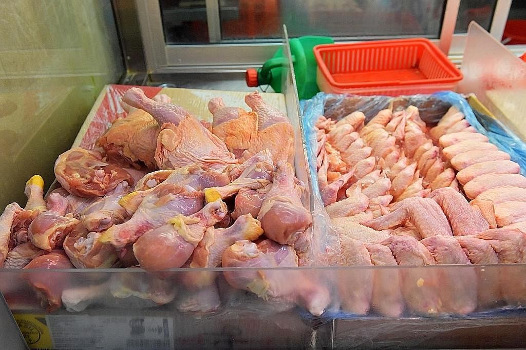 BELUM ADA MAKLUMAT: Singapura belum menerima sebarang kemas kini daripada kerajaan Malaysia mengenai rancangan mengakhiri larangan eksport ayam negara itu. 99 peratus bekalan ayam segar dan sejuk yang diimport ke negara ini adalah dari Malaysia. - Fo