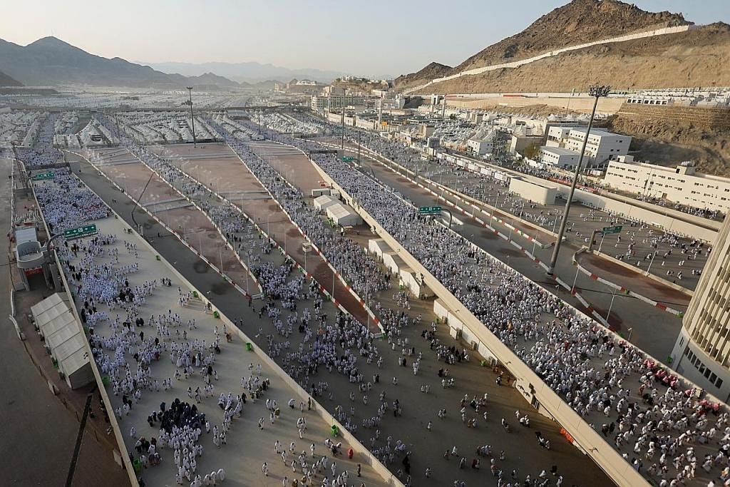LAUTAN MANUSIA: Kira-kira sejuta jemaah haji mula bergerak untuk melakukan ibadah melontar jamrah semalam di Mina. - Foto REUTERS