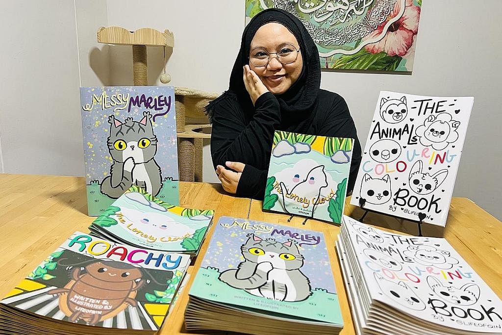 MINAT DARI KECIL: Cik Nur 'Aishiqin Mohamed, lulusan Diploma dalam Multimedia dari Akademi Seni Halus Nanyang, bersama beberapa komik Inggeris yang ditulis dan diilustrasinya. Beliau turut merasai keseronokan menghasilkan komik Inggeris, khususnya di