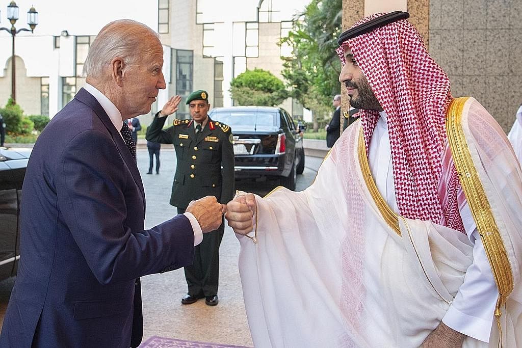 PERTEMUAN DUA PEMIMPIN: Encik Joe Biden melagakan buku lima dengan Putera Mohammed bin Salman dalam perjumpaan di Jeddah kelmarin. - Foto EPA-EFE