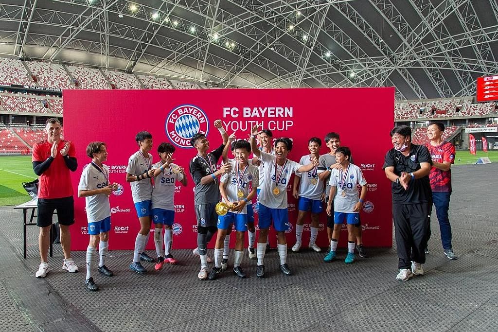 CUNGKIL BAKAT: Pemain pasukan Lion City Sailors 2 meraikan kejuaraan Piala Belia Bayern FC Singapura di Stadium Negara, kelmarin. - Foto SPORTSG