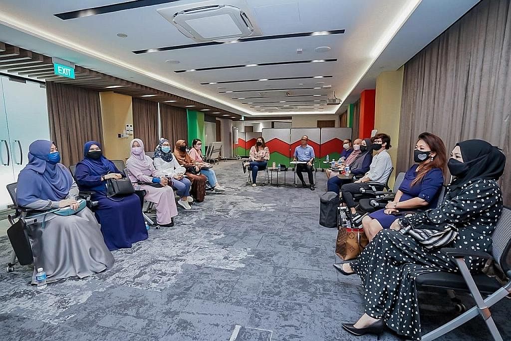 SESI DIALOG: Seramai 12 usahawan wanita telah menyertai dialog anjuran Berita Harian di MCI semalam. - Foto BH oleh NUR DIYANA TAHA
