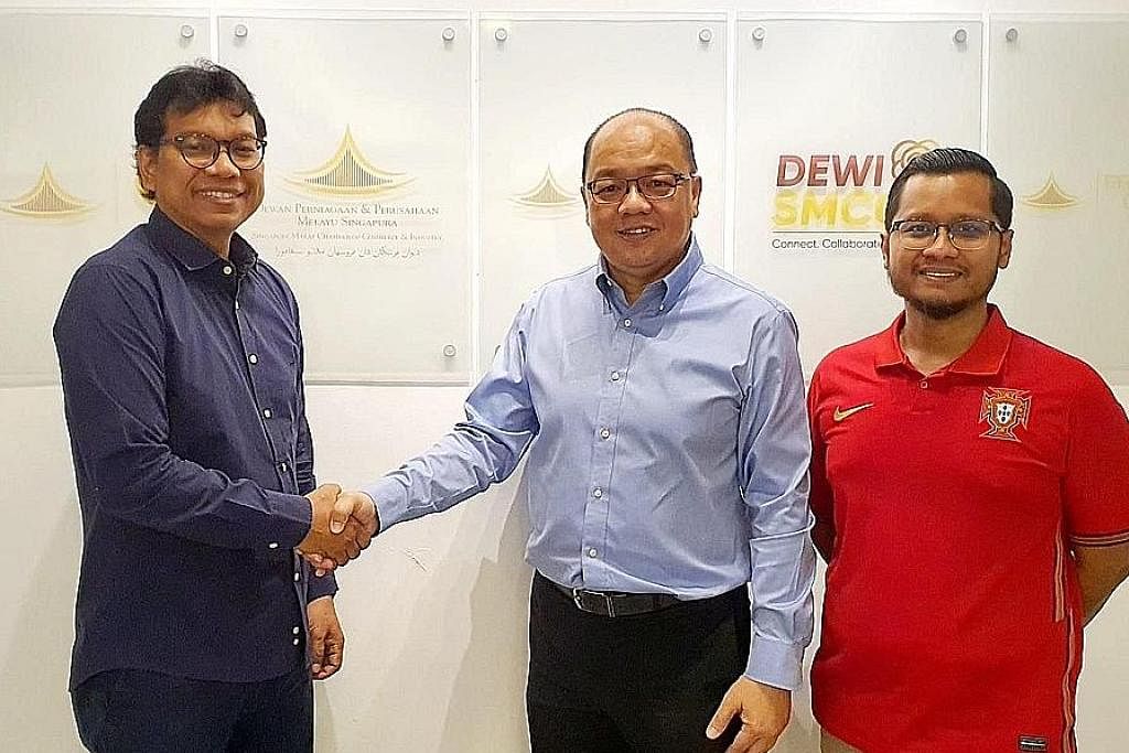 BANTU NIAGA HALAL: Naib Presiden DPPMS, Encik Azhar Othman (kiri), dan Encik Ronnie Faizal Tan (kanan) selepas beliau dilantik sebagai Eksekutif Kediaman (Executive-In-Residence - EIR). - Foto DPPMS
