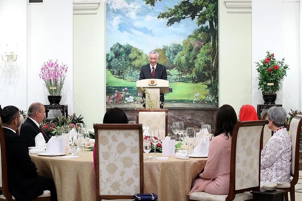 KEKALKAN KERJASAMA YANG ERAT: Perdana Menteri, Encik Lee Hsien Loong, memberi ucapannya semasa jamuan tengah hari rasmi di Istana semalam.