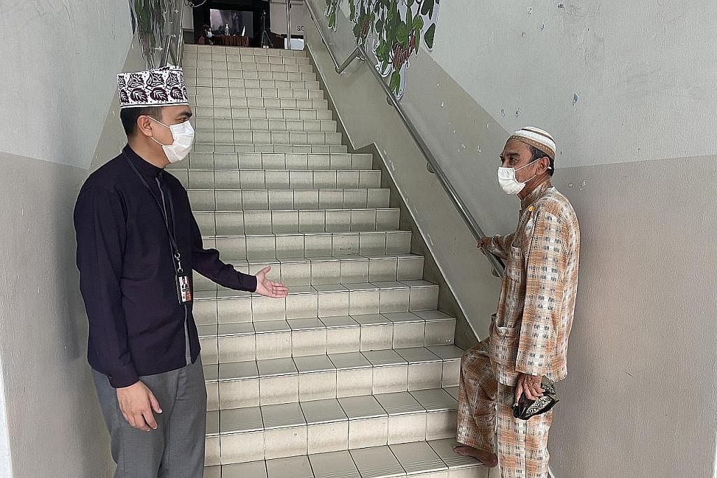 PERLU MENAIKI TANGGA KE ARAS DUA: Pengurus Masjid Darul Makmur, Ustaz Ruhaizan Abdullah (kiri) menyambut kehadiran jemaah, Encik Noor Mohamed sewaktu beliau menaiki tangga untuk ke aras dua. - Foto MASJID DARUL MAKMUR.