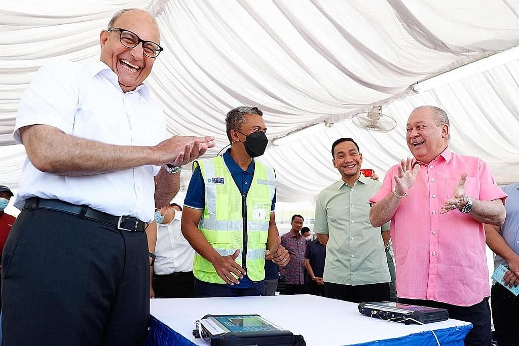 HUBUNGAN MESRA: Kemesraan terpapar apabila Sultan Ibrahim (kanan) dihos Menteri Pengangkutan, Encik S. Iswaran (kiri) , dalam lawatan baginda ke tapak terminus laluan Sistem Transit Laju (RTS) Johor Bahru-Singapura di Woodlands North. - Foto SULTAN I
