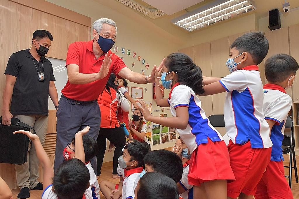 MENGHIBURKAN KANAK-KANAK: Perdana Menteri, Encik Lee Hsien Loong, berinteraksi bersama kanak-kanak di perasmian PCF Sparkletots @ Teck Ghee Blk 227, yang menyediakan perkhidmatan penjagaan bayi dan kanak-kanak sepenuh hari, semalam. - Foto KHALID BAB