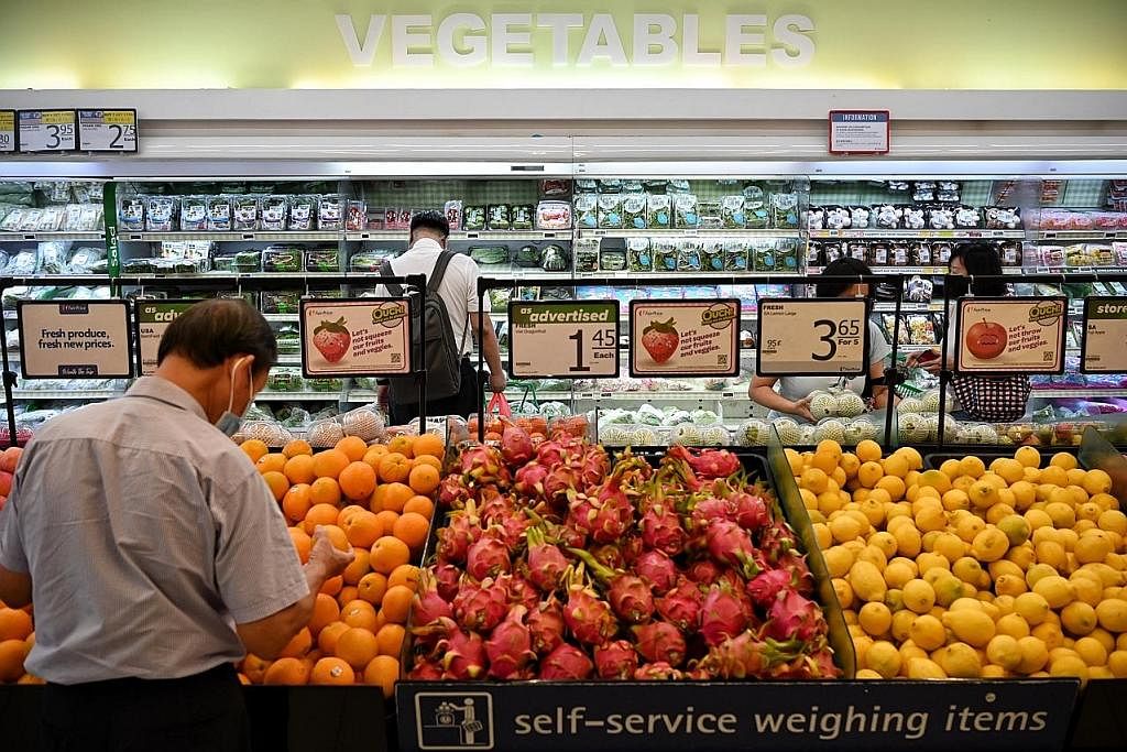 INFLASI TINGGI: Data Penguasa Kewangan Singapura (MAS) dan Kementerian Perdagangan dan Perusahaan (MTI) yang dikeluarkan menunjukkan bahawa inflasi makanan mencecah 5.4 peratus bulan lalu berbanding 4.5 peratus pada bulan bulan sebelumnya. - Foto fai