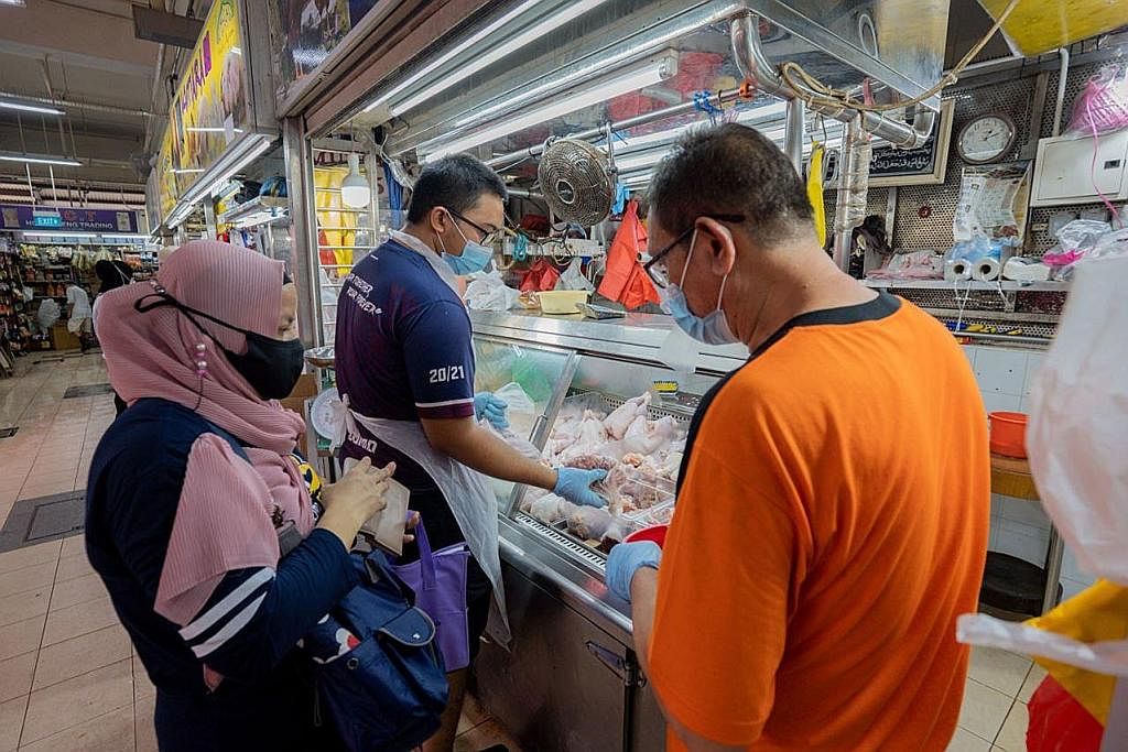 SUDAH DUA BULAN: Pelanggan kelihatan membeli ayam beku di Pasar Geylang Serai semalam. - Foto BH oleh NUR DIYANA TAHA