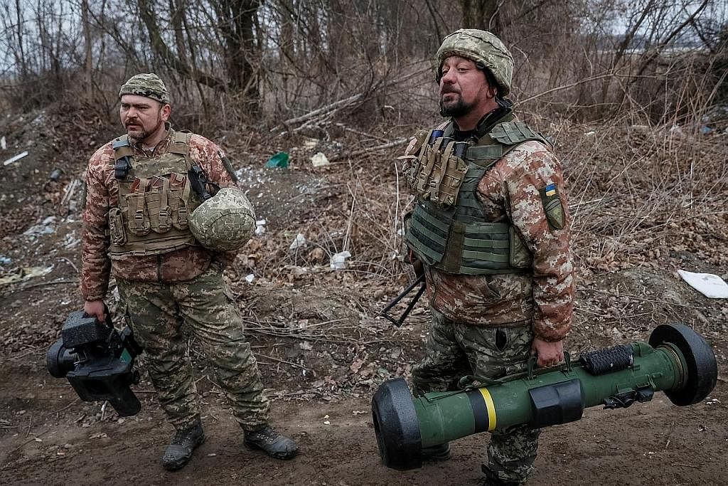 SENJATA CANGGIH: Seorang askar Ukraine (kanan) kelihatan membawa peluru berpandu antikereta kebal Javelin buatan Amerika. Turkey juga membekalkan dron jenis Bayraktar (gambar atas) kepada Ukraine yang digunakan dengan penuh berkesan dalam perang Ukra