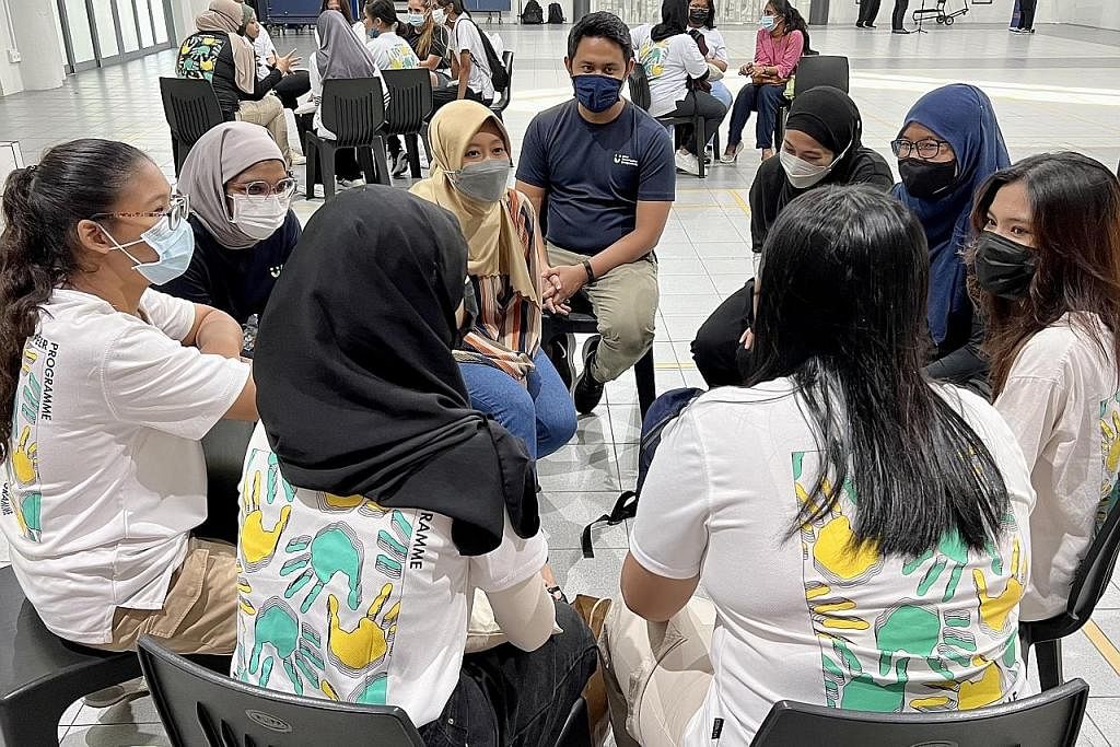 SEDIA BANTU MASYARAKAT: Relawan mentor dan mentee program Peer dalam acara penutupan di Tampines Sabtu lalu. - Foto-foto YMC