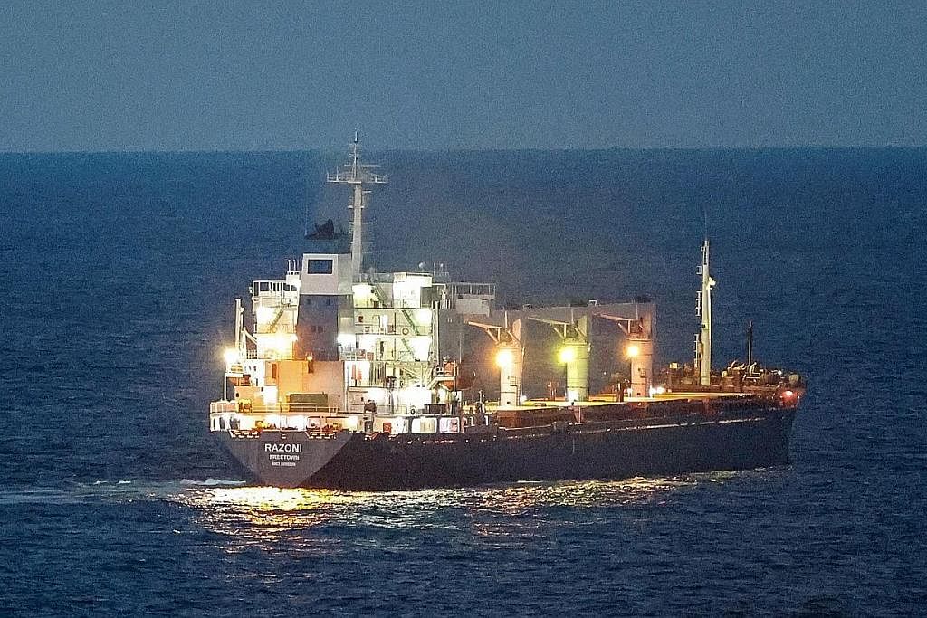 DALAM PERJALANAN: Kapal pertama itu, Razoni, mengangkut 26,527 ton jagung ke Lebanon, berlabuh dekat laluan masuk ke Bosphorus melalui Laut Hitam sekitar pukul 2 pagi waktu Singapura, semalam.