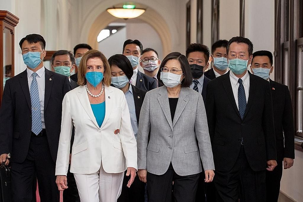KUNJUNGAN MUHIBAH: Walaupun tertekan dengan bantahan dari China, Speaker Dewan Kongres Amerika Syarikat, Cik Nancy Pelosi (kiri) menyifatkan lawatannya ke Taiwan sebagai pertemuan dua sahabat demi memastikan kedamaian di Selat Taiwan dan melihat Taip