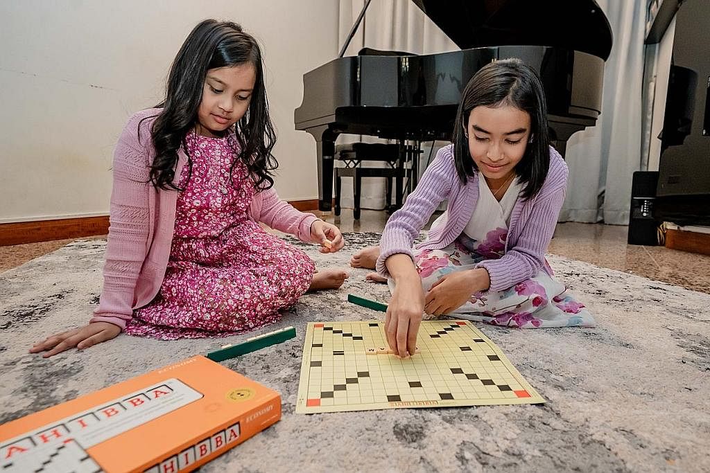 KEGIATAN KEGEMARAN: Allysha (kanan) dan adiknya, Almyra gemar bermain permainan Sahibba (seperti permainan "Scrabble" tetapi di dalam bahasa Melayu), sewaktu masa lapang mereka di rumah. Permainan tersebut dalam membantu mereka mengembangkan lagi pen