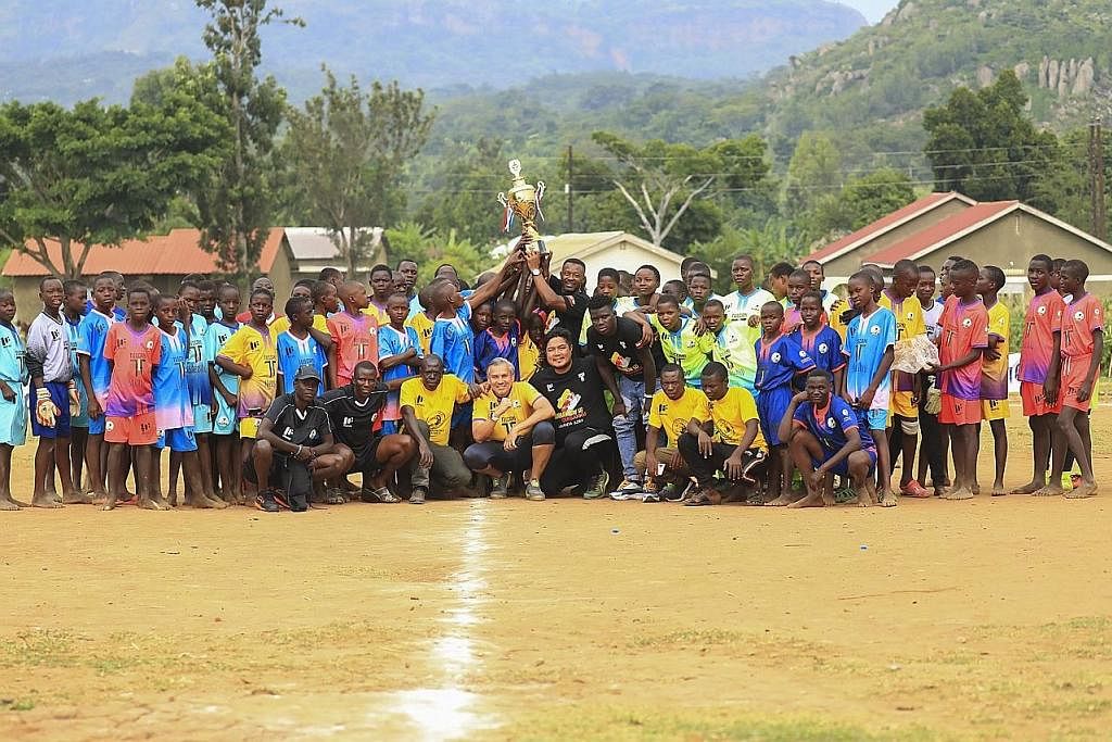 KEJOHANAN BOLA SEPAK: Ini kali pertama karnival bola sepak dianjurkan di perkampungan Mpogo di bandar Mbale, Uganda. Acara itu turut menarik penyertaan enam pasukan terdiri daripada kanak-kanak berusia antara 11 dengan 15 tahun yang duduk di sekitar 