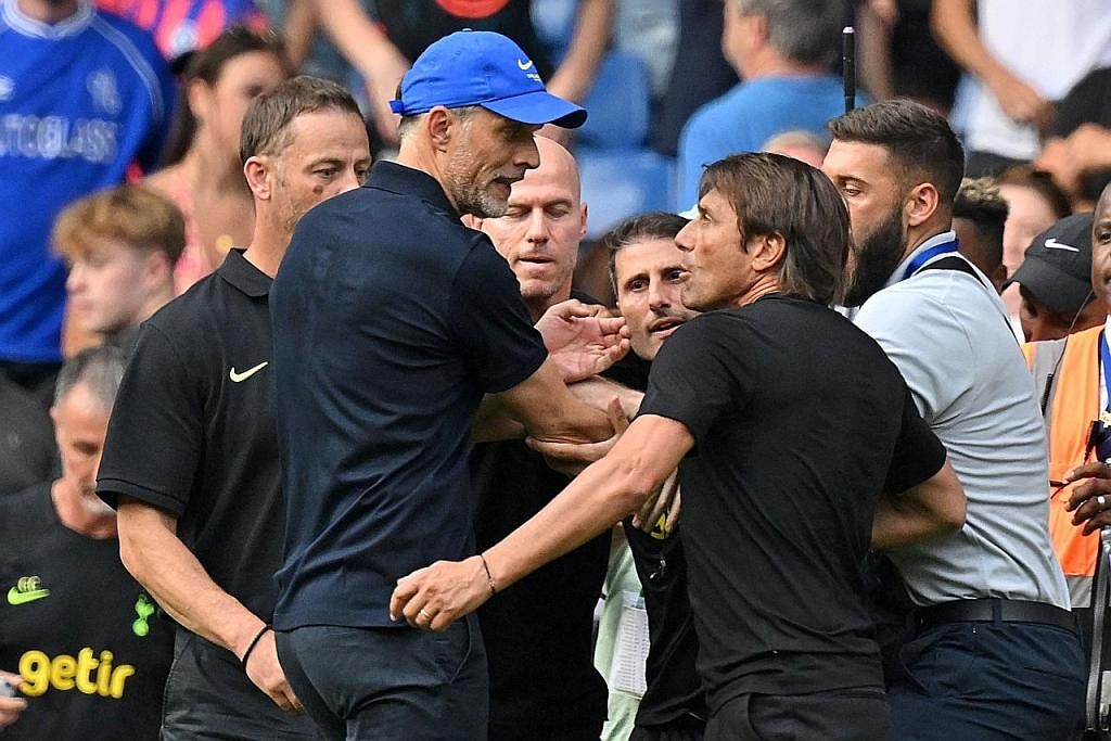 PENGURUS BERLAGA: Pengurus Chelsea Tuchel (kiri) dan Pengurus Spurs Conte (kanan) bersemuka selepas perlawanan. – Foto AFP