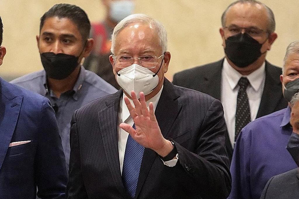 KEMUKA RAYUAN: Datuk Najib bersama pasukan guamannya di Mahkamah Persekutuan Putrajaya, semalam. - Foto REUTERS