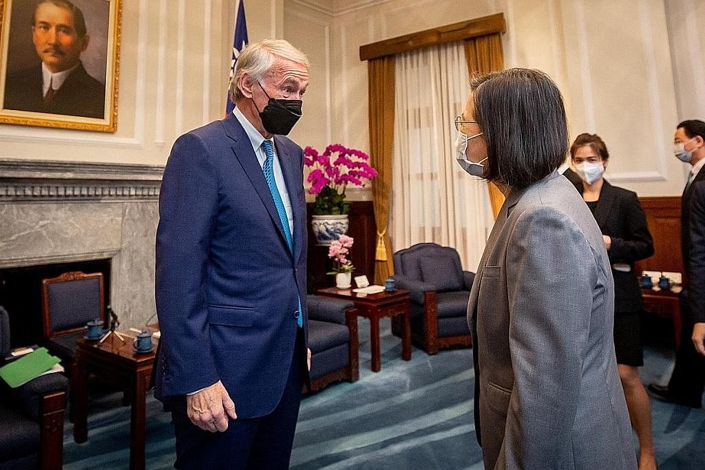 TEMU PRESIDEN TAIWAN: Senator Amerika, Encik Ed Markey (kiri), bertemu dengan Presiden Taiwan, Cik Cik Tsai Ing-wen, semasa satu kumpulan anggota Kongres Amerika melawat pulau itu. - Foto REUTERS