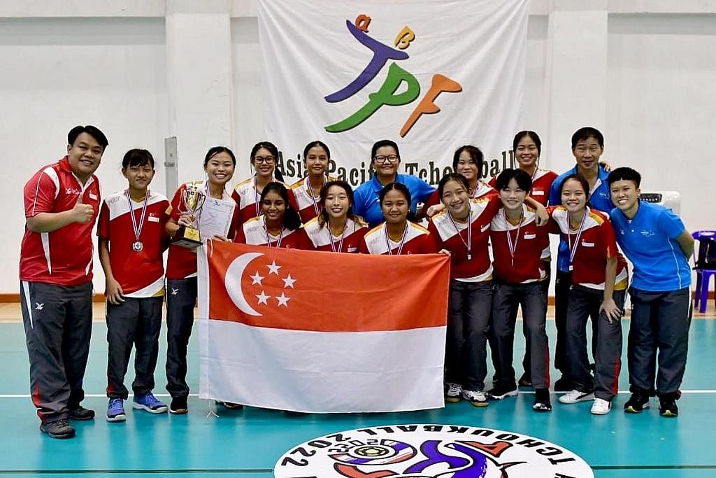 MUNCUL JUARA: Pasukan perempuan Singapura bawah 18 tahun jadi juara selepas tundukkan Thailand 49-19 agi mengekalkan Kejuaraan Tchoukball Belia Asia Pasifik di Bangkok kelmarin. - Foto PERSATUAN TCHOUKBALL SINGAPURA