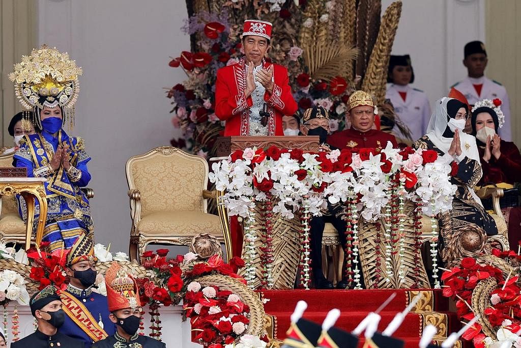 GAYA TRADISI: Presiden Indonesia, Encik Joko 'Jokowi' Widodo (gambar atas), dilihat bertepuk tangan semasa menyaksikan sambutan ulang tahun negara ke-77 di Istana Merdeka di Jakarta, kelmarin. - Foto REUTERS SEMANGAT SAMBUT KEMERDEKAAN: Sekumpulan re