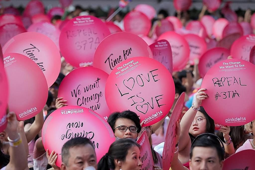 HADIR DI PERHIMPUNAN: Perhimpunan Pink Dot yang diadakan di Hong Lim Park pada Jun lalu. - Foto BH oleh GAVIN FOO