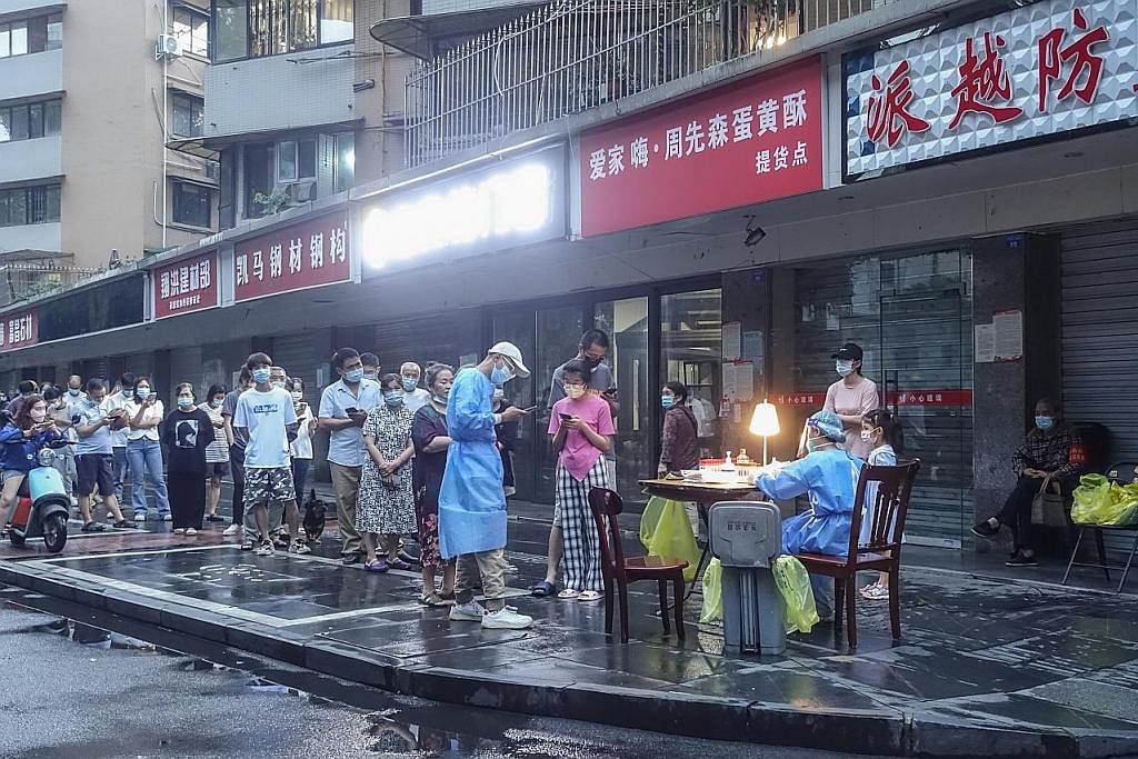 UJIAN WAJIB COVID-19 SETIAP HARI: Sebilangan penduduk bandar Chengdu, ibu kota wilayah Sichuan, menjalani ujian koronavirus Covid-19 yang dijalankan setiap hari di kawasan dikenakan sekatan penuh dalam usaha pemerintah tempatan mengawal penularan vir