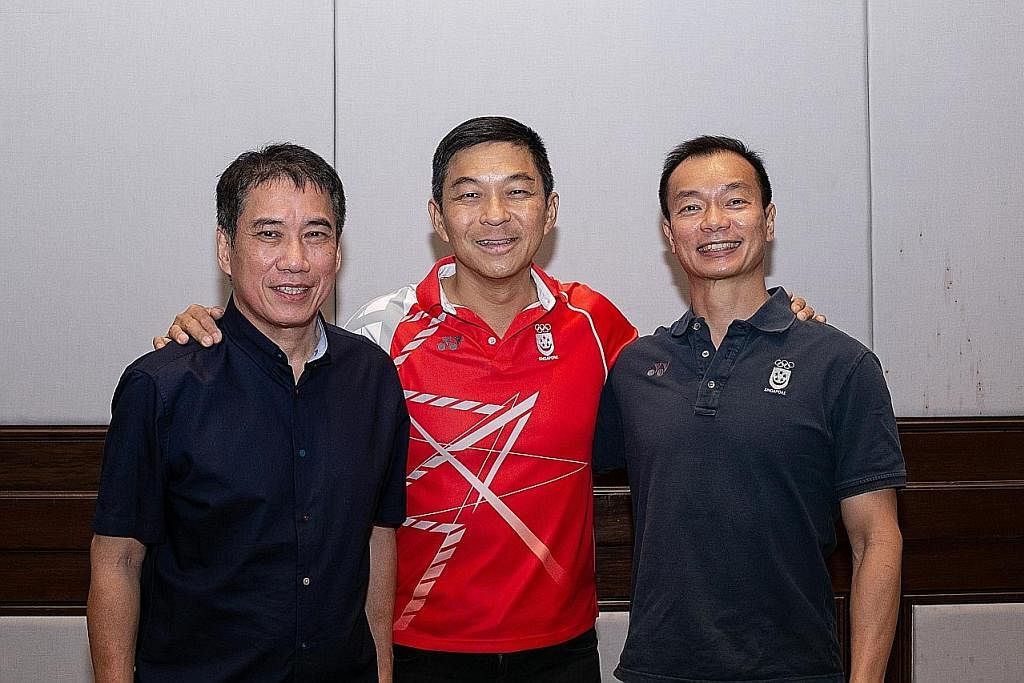 DICALON SEMULA: Presiden SNOC, Tan Chuan-Jin (tengah), bersama naib presiden SNOC, Lawrence Leow (kiri), dan Benedict Tan. - Foto FACEBOOK / SNOC