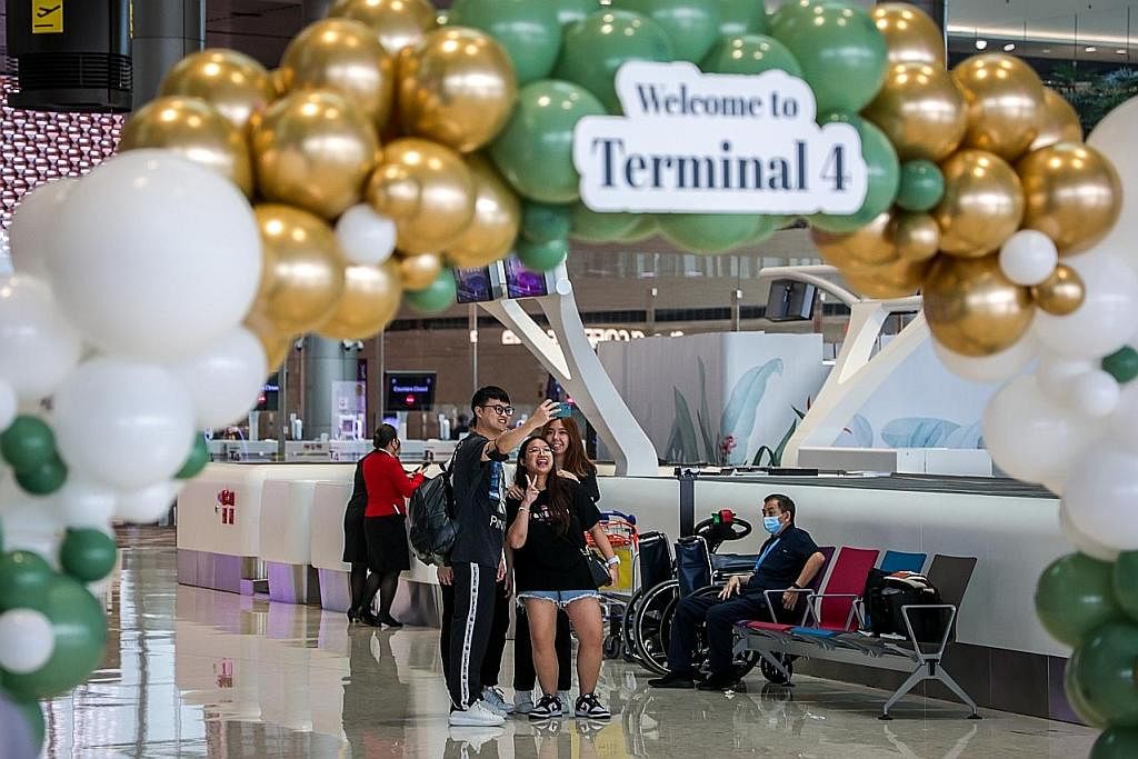 DIBUKA SEMULA: Terminal 4 Lapangan Terbang Changi menerima semula penumpang ketika ia dibuka semula semalam. Sebelum ini, operasi di Terminal 4 telah digantung pada Mei 2020 berikutan penurunan mendadak dalam perjalanan udara yang disebabkan oleh pan