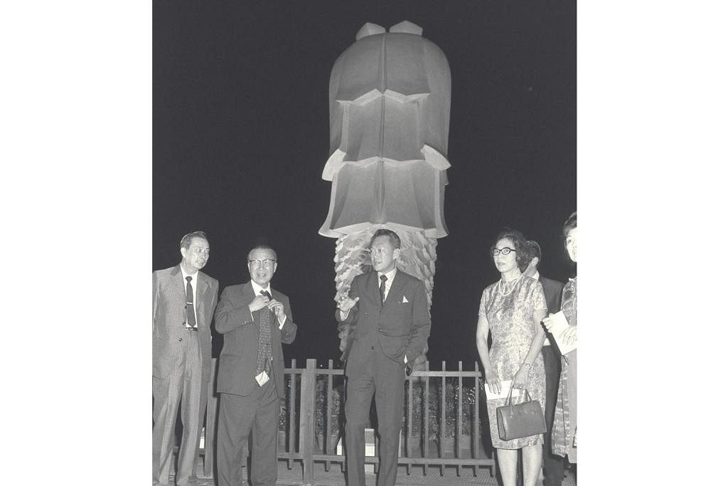 MERLION DIPAMERKAN: Patung Merlion setinggi 8.6 meter dipamerkan buat kali pertama pada 15 September 1972 oleh Perdana Menteri ketika itu, Encik Lee Kuan Yew. (dua dari kanan)