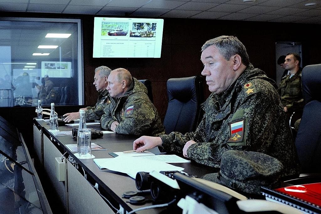 SEDIA BERTEMPUR: Presiden Russia, Encik Vladimir Putin (tengah), diiringi Menteri Pertahanan, Encik Sergei Shoigu (kiri) dan Encik Valery Gerasimov, ketua turus tentera Russia, menyaksikan latihan tentera 'Vostok-2022' di lapangan Sergeevskyi di luar