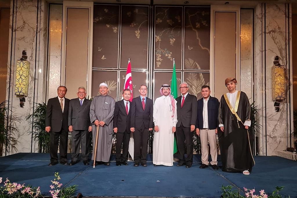 HUBUNGAN KUKUH: Dr Faishal (lima dari kiri) menekankan hubungan kukuh antara Singapura dan Arab Saudi semasa acara Hari Kebangsaan Arab Saudi di Hotel Shangri-la. Bersama beliau termasuk Mantan Anggota Parlimen, Encik Yatiman Yusof (kiri); Presiden A