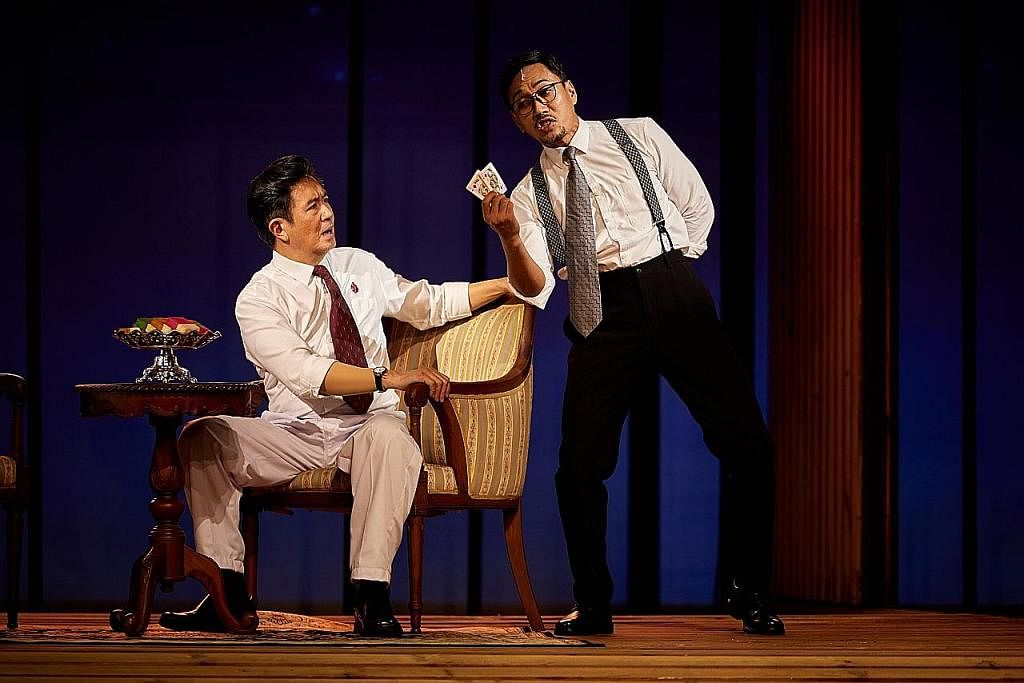 WATAK YANG LAIN DARIPADA LAIN: Pelakon Hatta Said (kanan) memegang watak sebagai Tunku Abdul Rahman, bersama Adrian Pang sebagai Encik Lee Kuan Yew dalam pementasan 'The LKY Musical'. - Foto AIWEI, SINGAPORE REPERTORY THEATRE