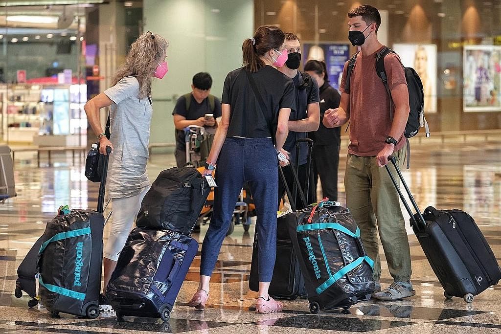 ANCAMAN BOM: Beberapa penumpang dari pesawat SQ33 dilihat di Lapangan Terbang Changi selepas ia mendarat pagi semalam. - Foto BH oleh FELINE LIM
