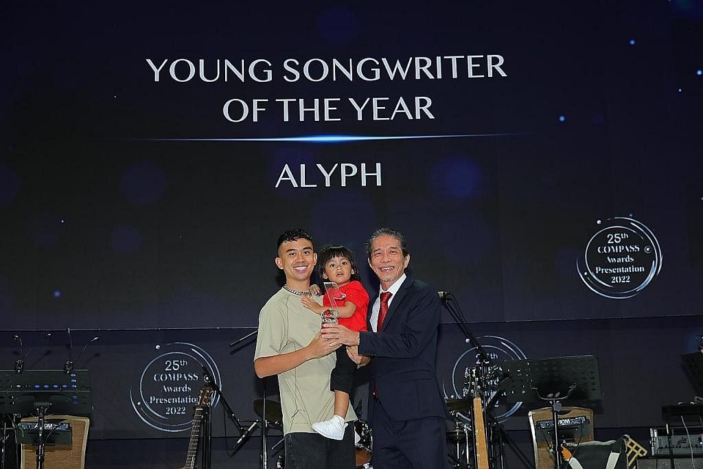 MASIH INGIN MENGHIBUR: Alyph menggendong anaknya Asahd, dua tahun, semasa menerima Anugerah Penggubah Muda Terbaik daripada Ketua Pegawai Eksekutif Compass, Dr Edmund Lam. BAPA HIP-HOP SINGAPURA: Sheikh Haikel, yang mula dikenali ketika usianya 16 ta