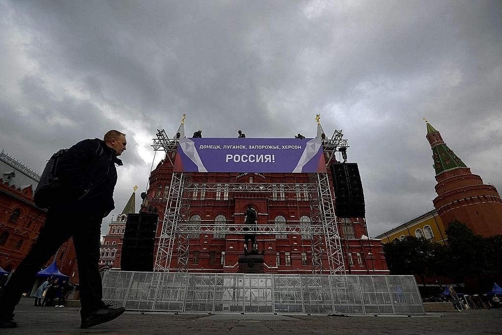 PENGISYTIHARAN KEMERDEKAAN: Para pekerja memasang sepanduk berbunyi "Donetsk, Lugansk, Zaporizhzhia, Kherson - Russia!" di depan 'State Historical Museumed Square' di pusat Moscow, kelmarin. - Foto AFP