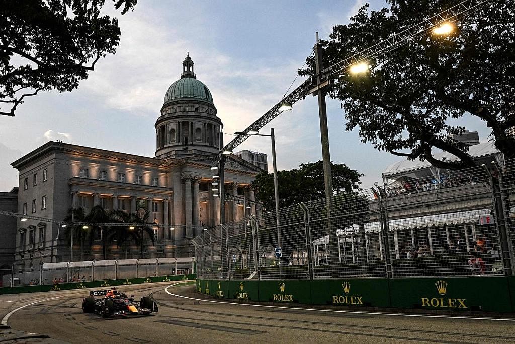 TUNJUK PANTAS: Pendahulu pemandu musim ini dari pasukan Red Bull, Max Verstappen, memecut laju di salah satu selekoh litar berhadapan bangunan Galeri Nasional Singapura semasa sesi latihan semalam. - Foto AFP