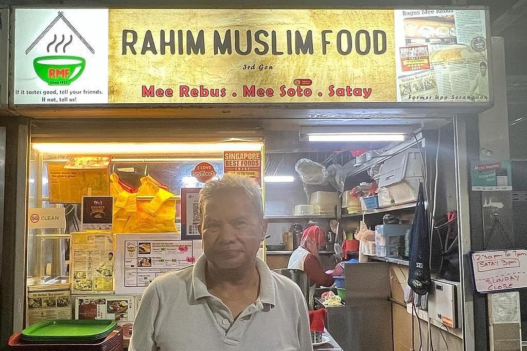 PERSAINGAN ANTARA MAKANAN TRADISIONAL DAN 'FUSION': Encik Mohamad Toha pemilik gerai Rahim Muslim Food, mempunyai pelanggan semuda 13 tahun yang menikmati hidangan mi yang dijualnya. - Foto SITI RAFIDAH