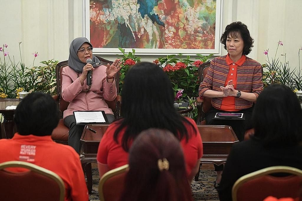SESI DIALOG: Presiden Halimah Yacob (kiri) berinteraksi dengan sekumpulan pemimpin Jawatankuasa Wanita NTUC dalam satu sesi dialog diadakan di Istana semalam. Bersama beliau ialah Presiden NTUC, Cik Mary Liew. - Foto BH oleh CHONG JUN LIANG