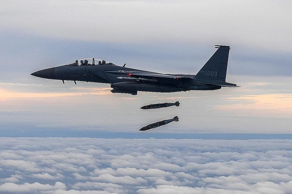 SIAP SEDIA: Foto yang dikongsikan Kementerian Pertahanan Korea Selatan menunjukkan pesawat tentera udara negara itu, F-15K, melepaskan dua bom munisi serangan langsung bersama (JDAM) ke sasaran di lapangan tembak Jikdo di Laut Kuning, sebagai tindak 