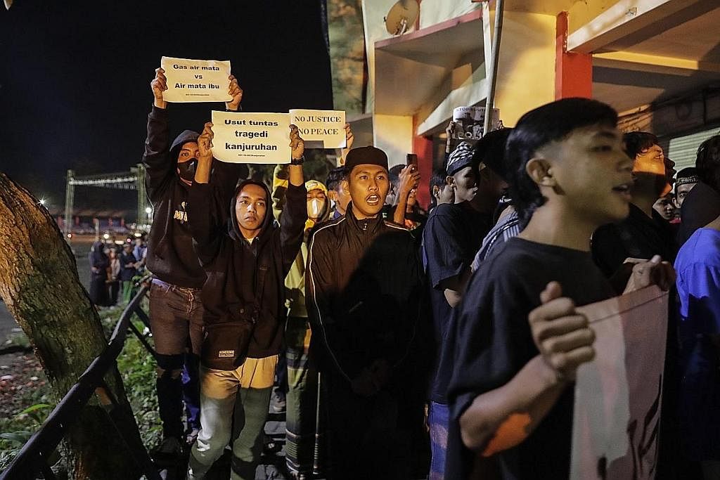 TUNTUT SIASATAN: Orang ramai mengadakan bantahan menuntut pemerintah mengadakan siasatan segera berkaitan kejadian di Stadium Kanjuruhan di Malang, Jawa Timur.