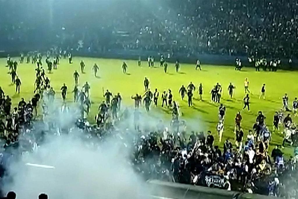 HURU-HARA: Ramai pakar berkata mereka terkejut dengan tindakan polis di stadium di Malang Sabtu lalu, termasuk kekerasan dan penggunaan gas pemedih mata. Seramai 130 orang dilaporkan terkorban - salah satu bencana terburuk dalam sejarah sukan itu.