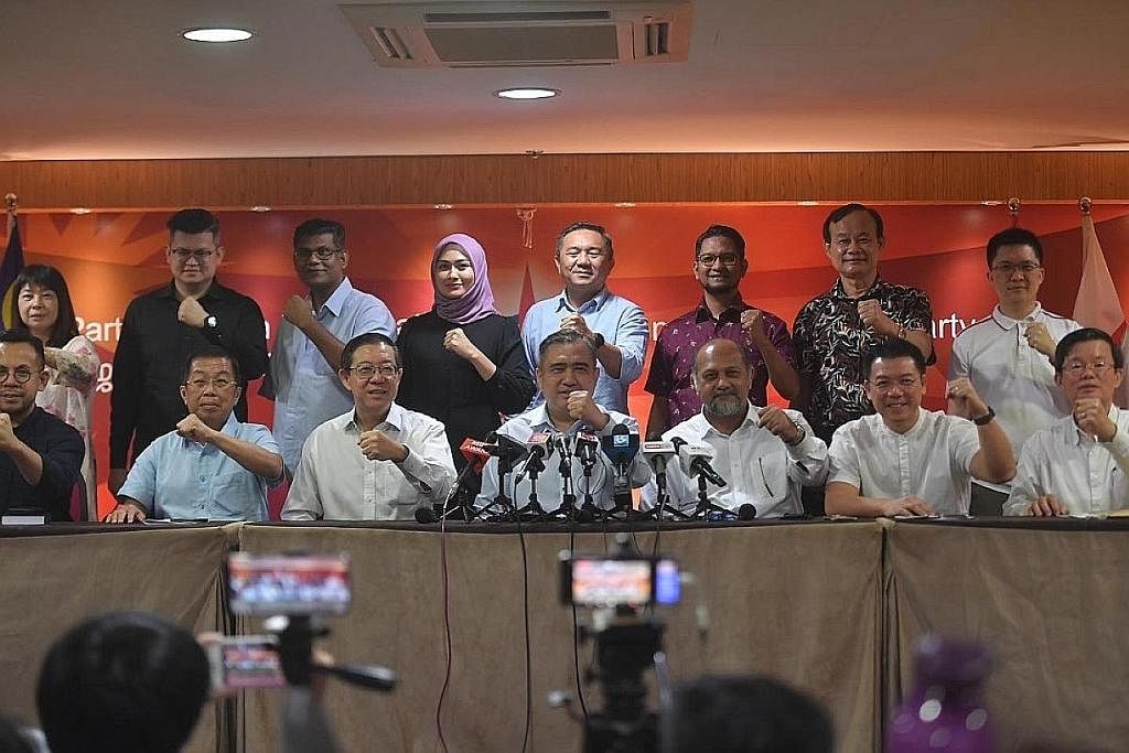 GABUNGAN PAS, PN: Presiden PAS Datuk Seri Abdul Hadi Awang (bersongkok merah) memutuskan untuk memperkukuh kerjasama dengan Perikatan Nasional yang Pengerusinya adalah Tan Sri Muhyiddin Yassin (di kanannya) dalam keputusan yang dicapai dalam Mesyuara