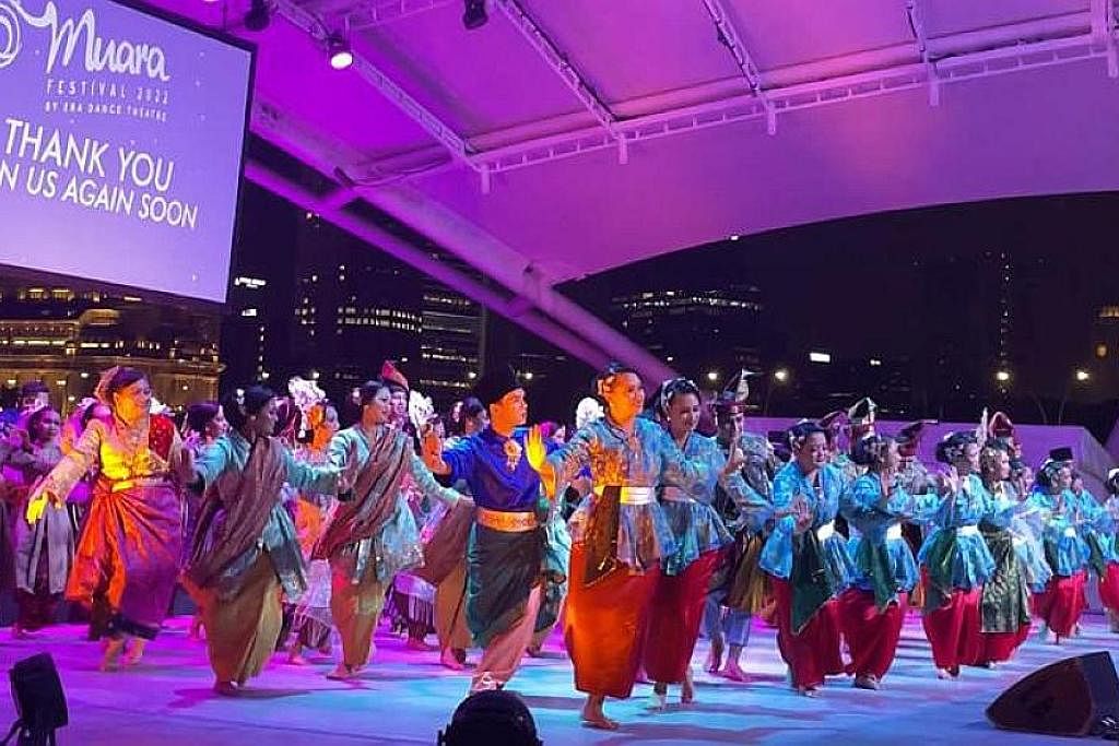 ACARA TARIAN: Acara hari ketiga semalam di Esplanade menyaksikan lebih 500 penari berkongsi pentas untuk menyajikan pelbagai tarian Melayu. - Foto ERA DANCE THEATRE