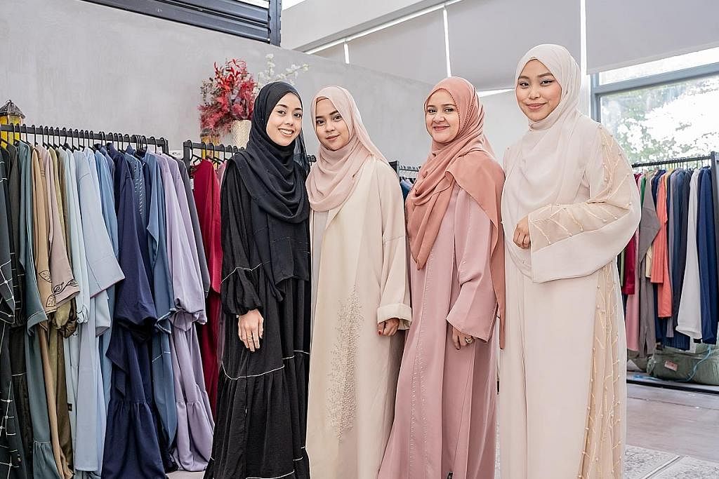 DEMI WANITA: Ustazah Liyana Musfirah (kanan) bergabung dengan pemilik syarikat fesyen baju tempatan, By Marlena, untuk menghasilkan rekaan baju abaya khas, yang hasil kemudian disalurkan untuk membiayai kos terapi kaum wanita yang memerlukan tetapi k
