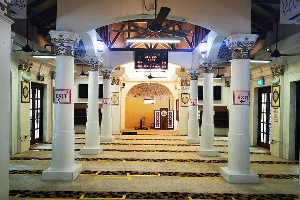 PERLU NAIK TARAF: Dewan solat Masjid Haji Muhammad Salleh ini turut perlu menjalani kerja-kerja peningkatan agar mampu memberikan keselesaan kepada jemaah mereka, khususnya bagi warga senja yang bersolat di masjid yang terletak di Palmer Road ini. - 