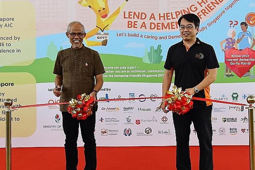 INISIATIF BARU: Encik Masagos Zulkifli (kiri) bersama Encik Tan Kwang Cheak melancarkan Pergerakan Dementia-FriendlySG (DFSG), yang merupakan tambahan kepada inisiatif-inisiatif mesra demensia yang ada selama ini. - Foto AIC