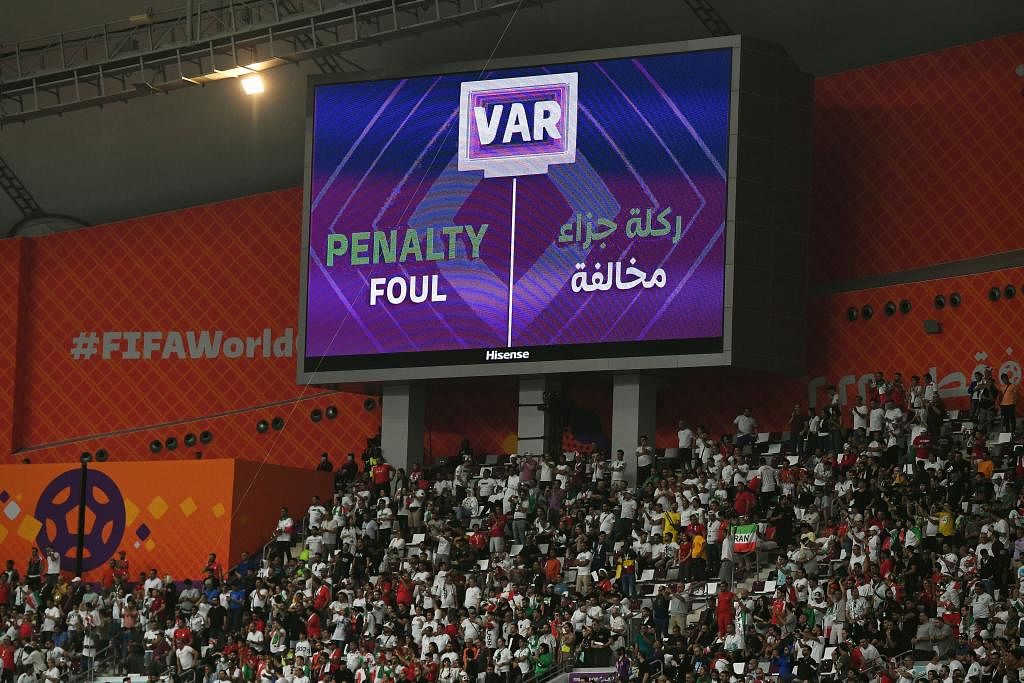 ELAK BAZIR MASA: Keputusan penalti digunakan video penolong pengadil dalam perlawanan  Kumpulan B antara England dengan Iran di Stadium Antarabangsa Khalifa kelmarin.  – Foto EPA-EFE